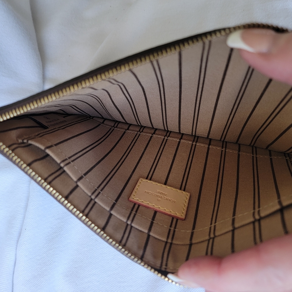 Louis Vuitton Neverfull MM Monogram Wristlet Pouch - Picture 8 of 13